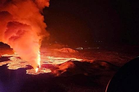 Iceland Volcano Erupts Again Molten Rocks Spew From Fissures The Straits Times