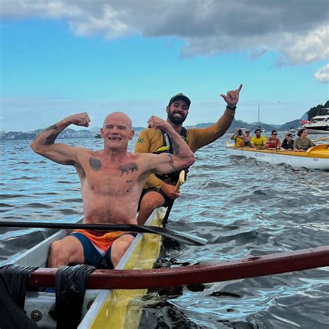 Baixista Do Red Hot Chili Peppers Rema De Canoa Havaiana No Rio De Janeiro Aloha Spirit M Dia