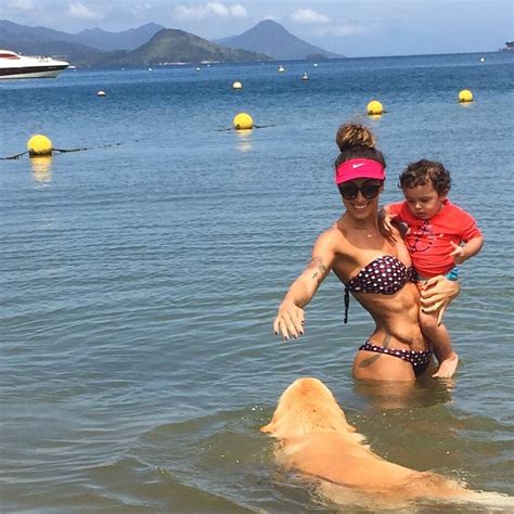 Ego Jaque Khury Curte Praia O Filho E Mostra Abd Men De Cair O