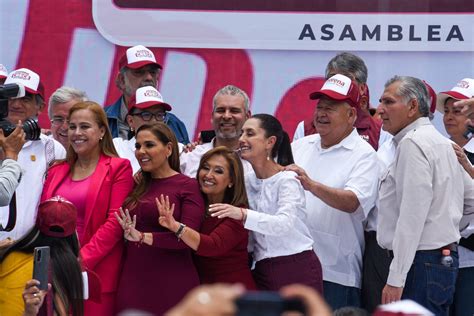 Militantes de Morena se reúnen en la Plaza de Teatro Morelos de Toluca