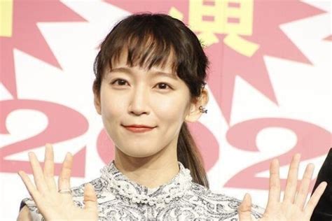 吉岡里帆、胸元に視線集中妖艶すぎるオフショに「スタイル抜群」「衣装のセクシーさがやばい」＜ホリック Xxxholic＞（ザテレビジョン）