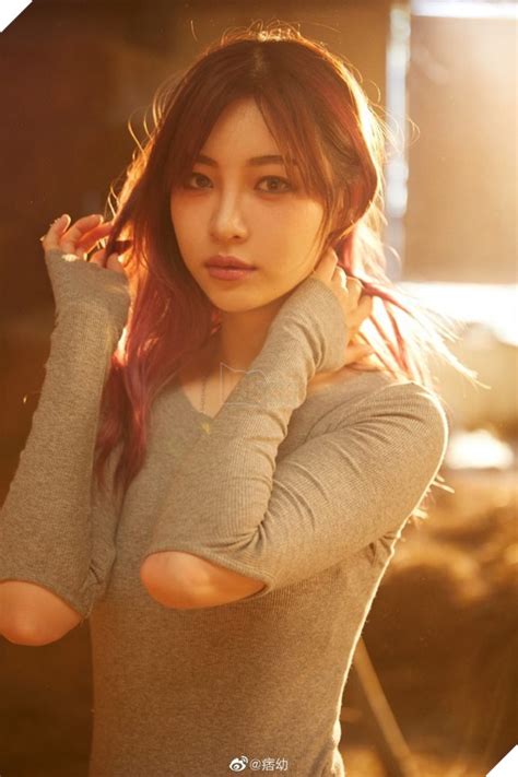 Hot Streamer làm tăng nhiệt độ với bộ sưu tập Moto thân hình gợi cảm của mình