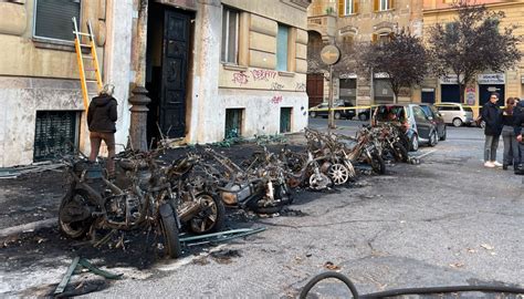 Incendio A Roma Dove In Zona Prati Hanno Preso Fuoco Motorini E