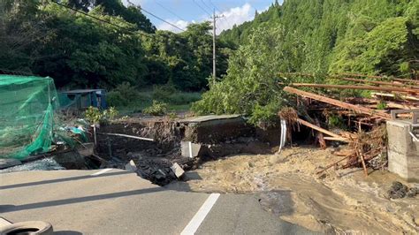 小山展弘 On Twitter 森町鍛冶島では昨年の豪雨被害の際の流木が橋で詰まって太田川の流路を塞ぎ県道が抉られる被害が発生しました。 なお、この上流では詰まった流木がダムのように流路を