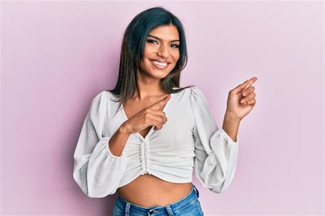 Jovem latina transexual transgênero vestindo roupas casuais sorrindo e