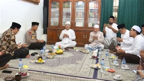 Dikunjungi Kapolda Jateng Gus Mus Hanya Silaturahim Dan Minta Doa