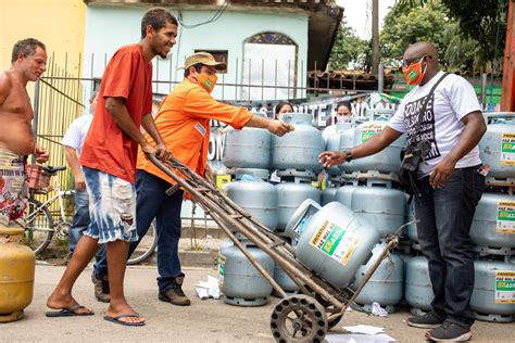 Moradores de Padre Miguel no Rio levam pra casa botijão de gás a 50