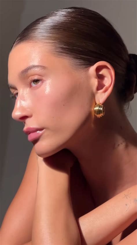 Hailey Bieber Glowy Makeup Look Beauty Hacks Clear Skin Skin