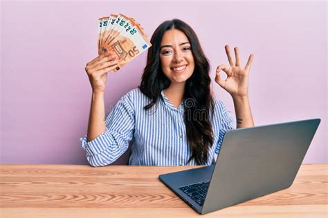 Bella Morena Joven Que Trabaja En La Oficina Sosteniendo Euros Haciendo