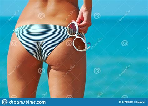 Parte Posterior Atractiva De Una Mujer Hermosa En Bikini Y Sombrero