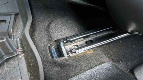 Накладки под полозья передних сидений — Lada Ларгус, 1,6 л, 2013 года ...