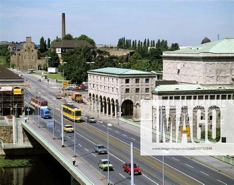 Verkehr auf der Schlossbrücke vor der Stadthalle in Mülheim an der Ruhr