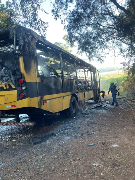 Ônibus escolar passageiros pega fogo e fica destruído em Princesa