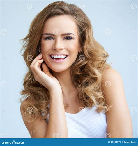 Verticale Femme De Sourire De Jeunes De Belle Image Stock Image Du