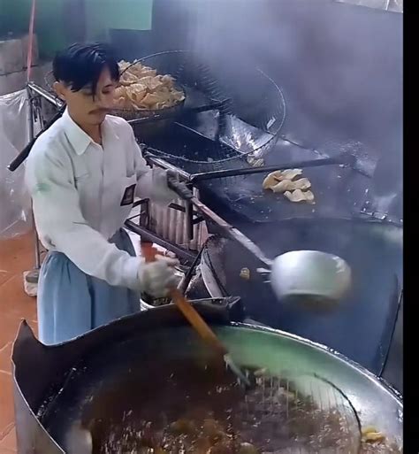 Potret Jarko Tukang Goreng Kerupuk Viral