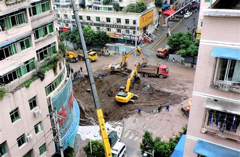 四川达州一人行道塌陷致2人死亡 救援仍在进行 中国日报网