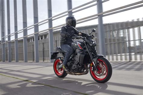 Czym jest naked bike 5 wcieleń golasa Świat Motocykli