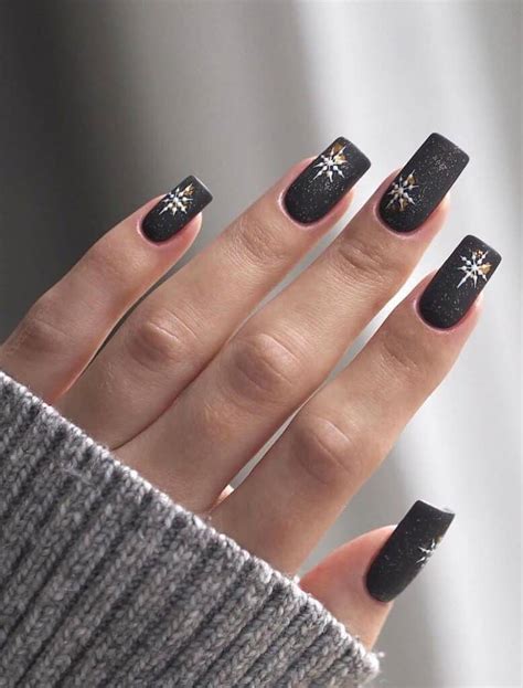 Simple Black Christmas Nails To Try This Holiday Season