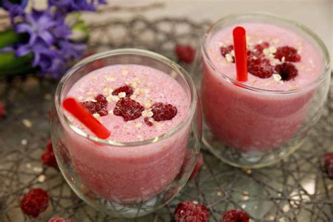 Low Carb Himbeer Smoothie Mit Joghurt Haferflocken Und Mandeln