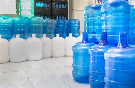 Las Botellas De Plástico Azul O Los Galones Azules De Agua Potable Se