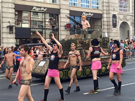 Полуголый «Путин» на танке возглавил лондонский гей-парад - ФОКУС