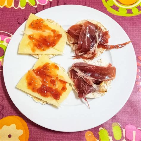 Desayuno En Barcelona Ya De Vuelta A Casa Tostadas Con Queso Y Mermelada De Tomate Tostada De