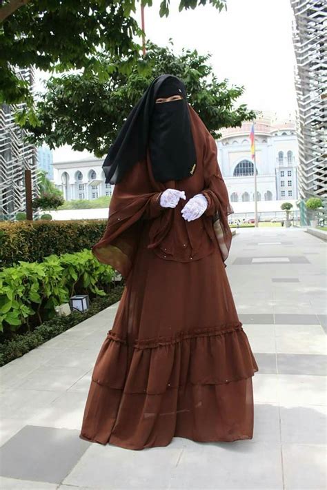 Pretty Muslimah In Brown Abaya With Matching Khimar White Lace Gloves