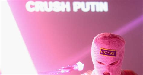 Šveicarijos policija sulaikė tris Pussy Riot nares piešusias antikarinį grafitį 15min lt