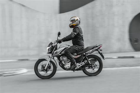 Curso gratuito de pilotagem defensiva de motocicletas é promovido pela