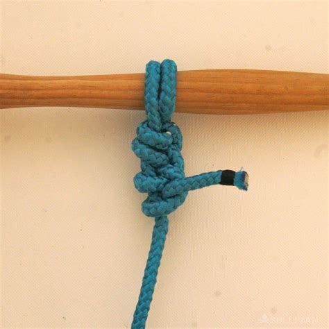 Round Turn And Two Half Hitches Knot Step By Step How To Tie It