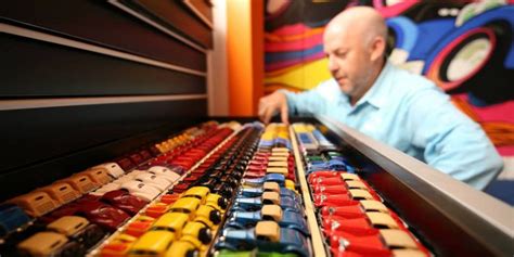 Valendo quase milhões de dólares esse cara tem a maior coleção de Hot Wheels do mundo