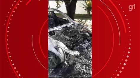 Dois carros pegam fogo e mobilizam Corpo de Bombeiros em Taubaté VÍDEO