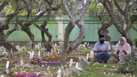 Ziarah Kubur Hukum Menurut Islam Waktu Tata Cara Dan Doa Ziarah Kubur