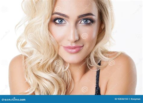 Portrait De Belle Fille Blonde Avec La Peau Propre Parfaite Saine Grands Yeux Bleus Longs Cils