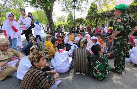 Contoh Kostum Atau Ootd Hari Pahlawan Laki Laki Dan Perempuan