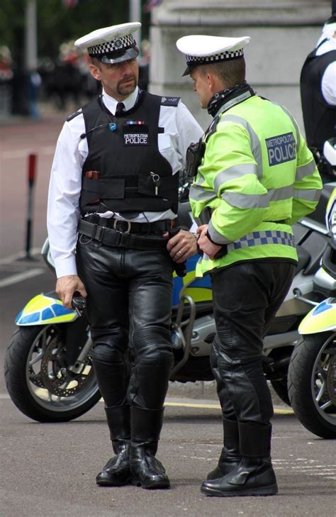 Pin de John en Handsome men en 2024 Vehiculo policial Uniformes Policía