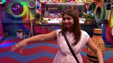 Bigg Boss Ott Fukra Insaan Akanksha Puri Jiya Shankar Request Fans