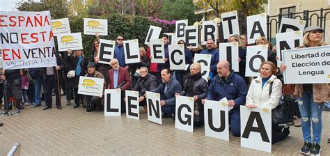 Familias Y Docentes Celebran El Fin De La Imposici N Del Valenciano