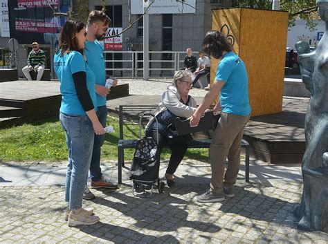 Bibliotekarze rozdawali książki na ulicach Olsztyna Gazeta Olsztyńska