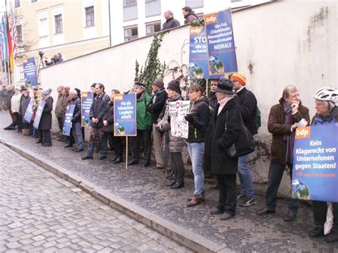 Menschenkette Vor Dem Landratsamt Und Brief Bergabe An Us Botschafter