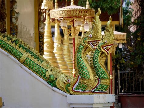 Estatua Blanca De Buddha En La Estatua De Wat Phra Singh En Chiang Rai