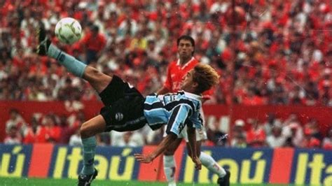 Neste mesmo dia em 1996 Grêmio vencia o Inter direito a golaço de