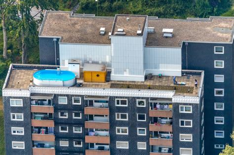 Ennepetal von oben Hochhaus Gebäude mit Pool auf dem Dach im