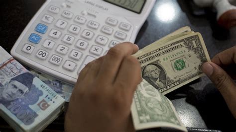 Dollar Reaches All Time High Of Rs225 In Interbank Business Dunya News