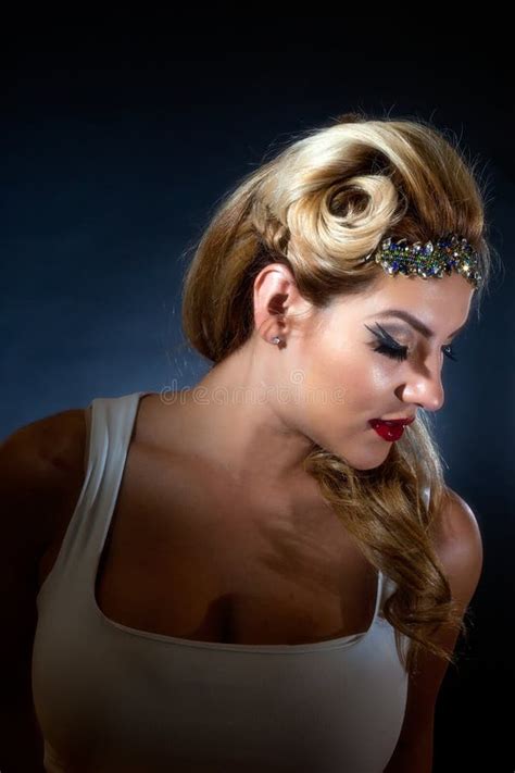 Menina De Latina Na Camiseta De Alças E Na Faixa Brancas Da Efervescência Foto de Stock Imagem