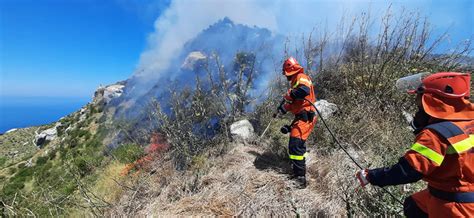 Vasto Incendio Sul Monte Epomeo A Ischia Arriva Il Secondo Elicottero