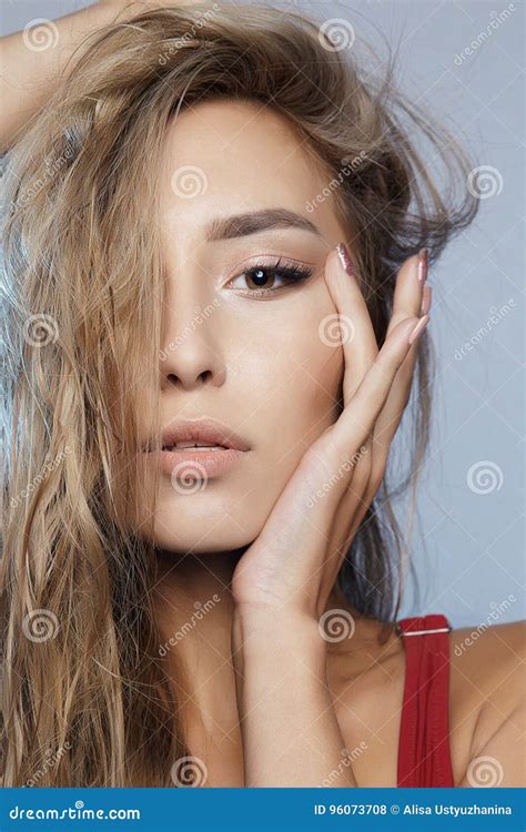 Blonde Vrouw Met Nat Haar Stock Foto Image Of Erotisch