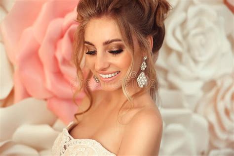 Penteado De Casamento Jovem Noiva Atraente Maquiagem E Moda