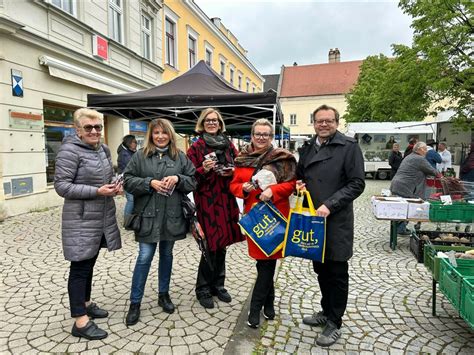 Bruck An Der Leitha Brucker Vp Verteilt Kleine Geschenke Zum