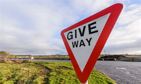 give  sign meaning safety tips driveeuae